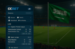 واجهة مراهنات شفافة من منصة 1xBet تظهر على يسار الصورة، تعرض نتائج مباشرة لمباريات كرة قدم، وفي الخلفية ملعب ممتلئ بالجماهير أثناء مباراة ليلية، مع علم المملكة العربية السعودية يرفرف بوضوح وتمثل إمكانية وضع الرهانات الآمنة على 1xbet.